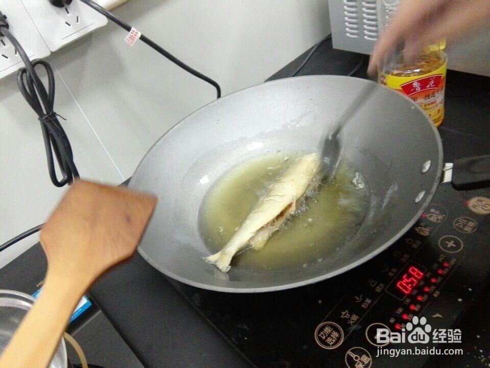 如何制作煎鱼。
