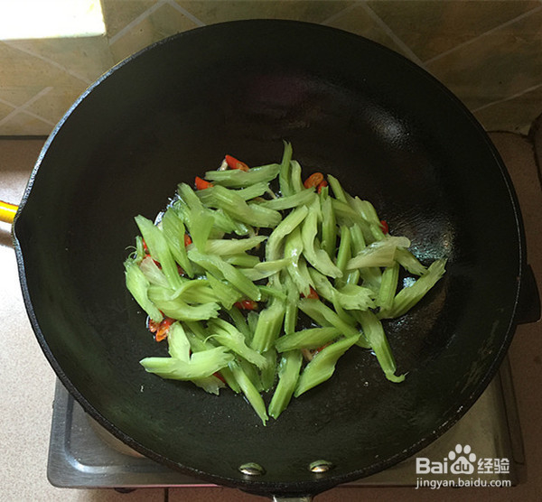 怎样烹饪芹菜炒卤牛肉