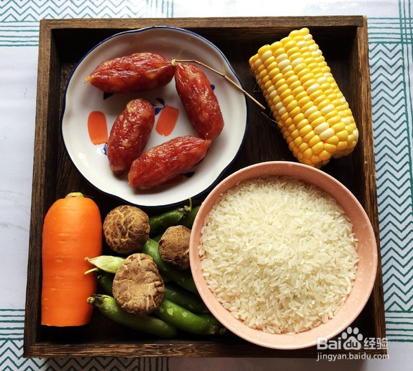 五彩腊肠饭的制作方法