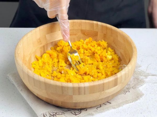 金沙咸蛋黄肉松月饼