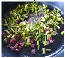餐桌上的春色满园——超级下饭的蒜苔炒腊丁