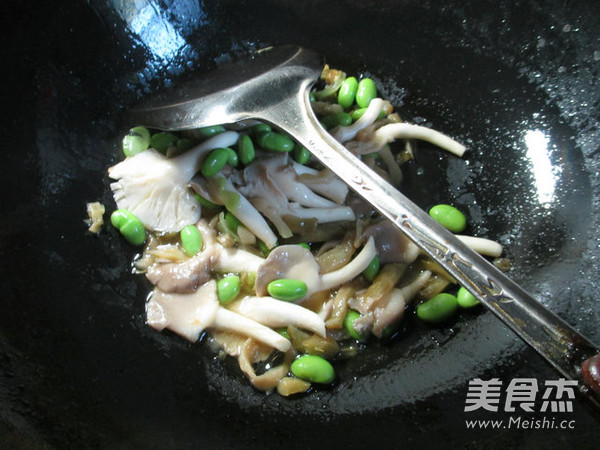 榨菜丝毛豆炒秀珍菇