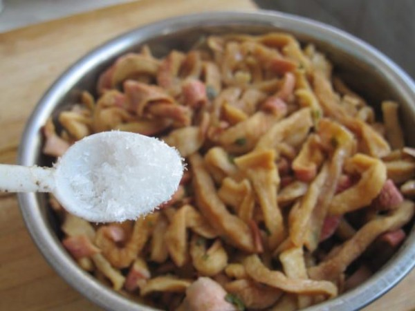 教你一道超好吃的开胃小菜——萝卜小咸菜