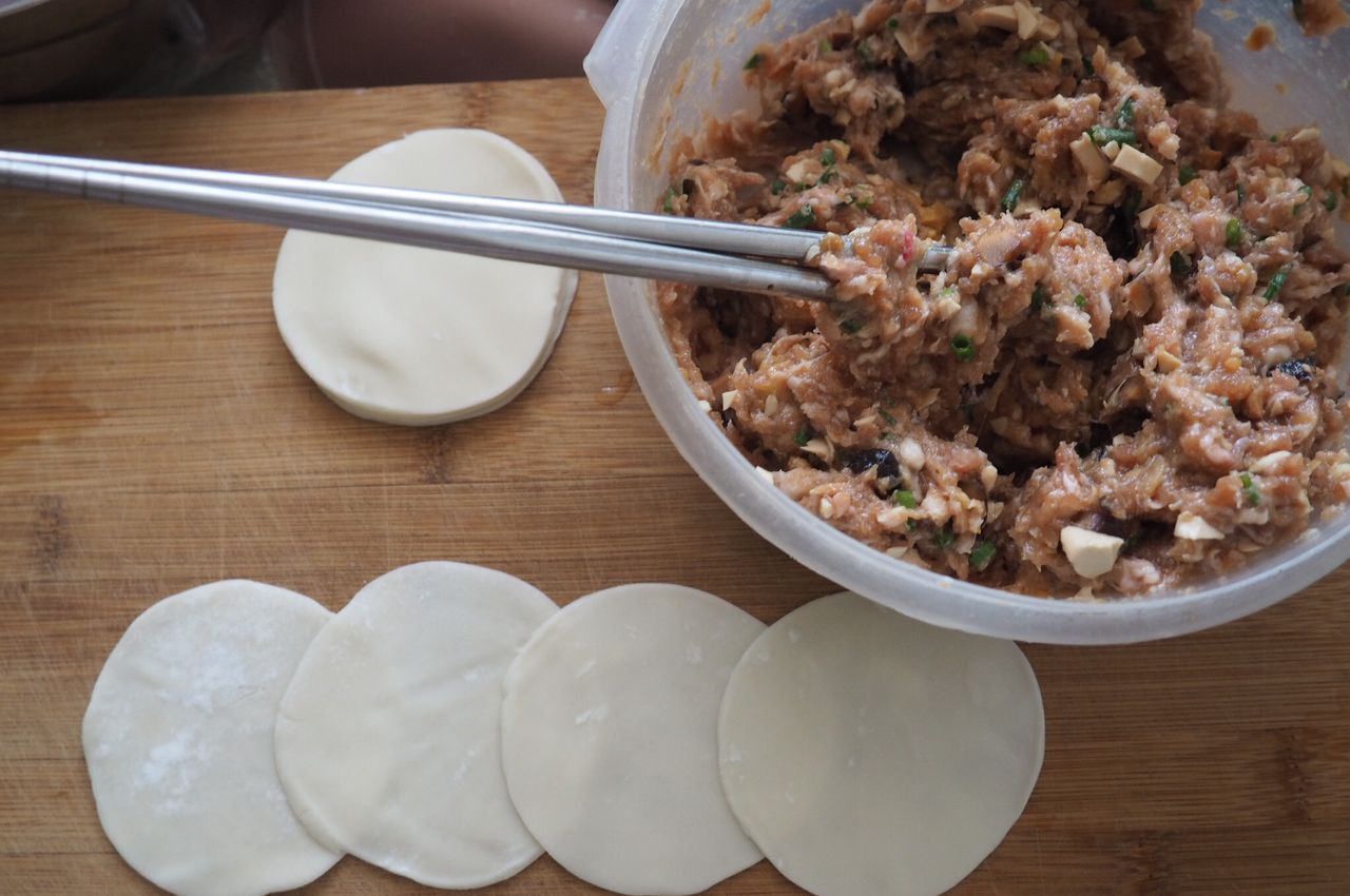 教你做香煎鲜花型猪肉香菇虾米饺子，美味极了