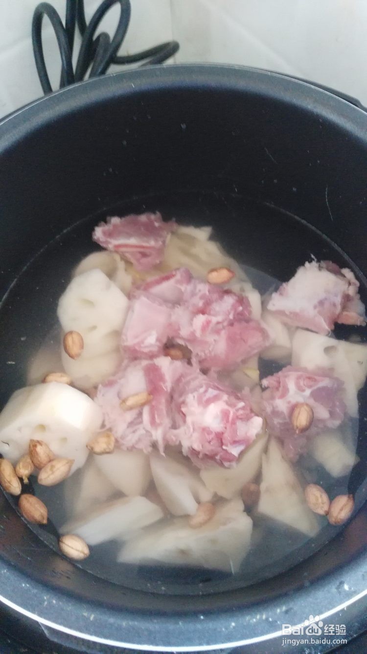 莲藕排骨花生汤做法
