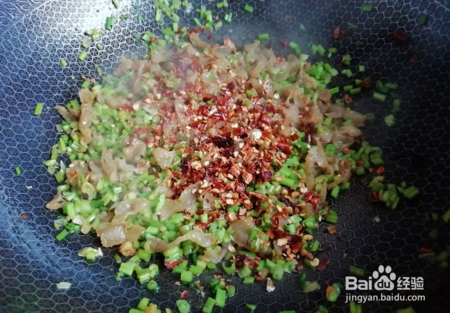 胡萝卜梗炒油渣的家常做法