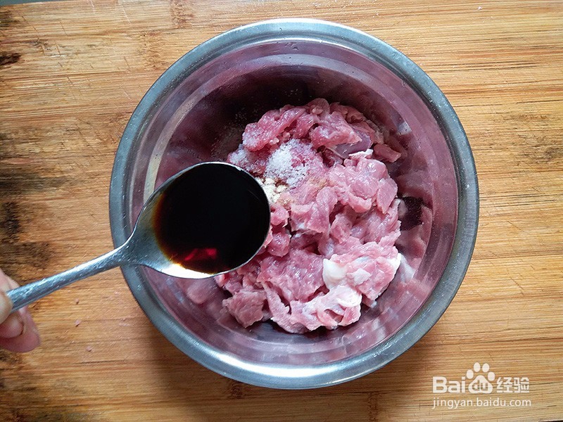 教你葱爆牛肉的做法，葱香味浓肉嫩，好吃又健康