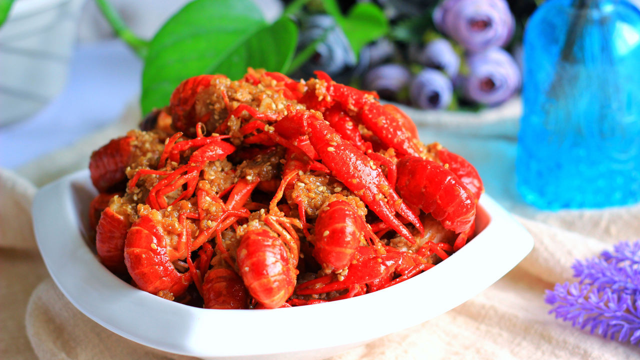 色香味俱佳的蒜蓉小龙虾，原来是这样做的啊！