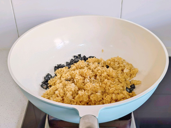 墨斗鱼肠蛋炒饭