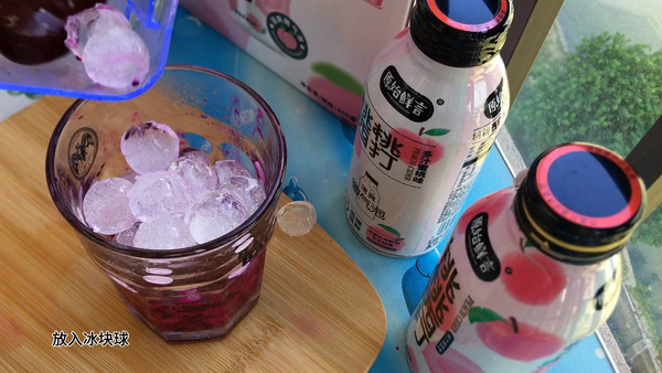 火龙果桃桃西打气泡饮