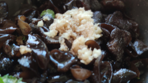 凉拌香菜蒜蓉木耳