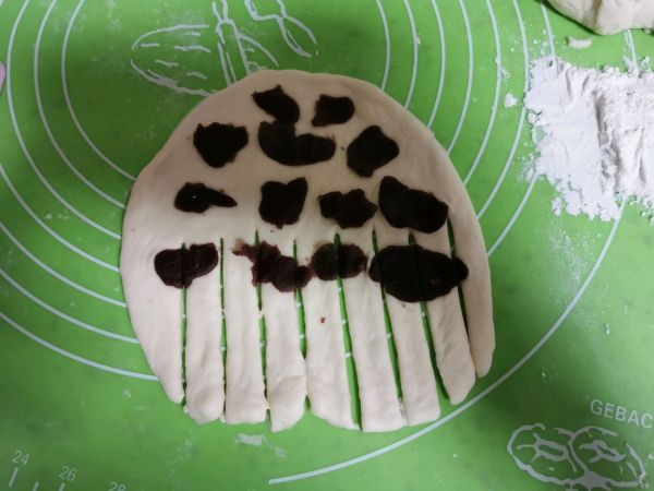 毛毛虫豆沙面包