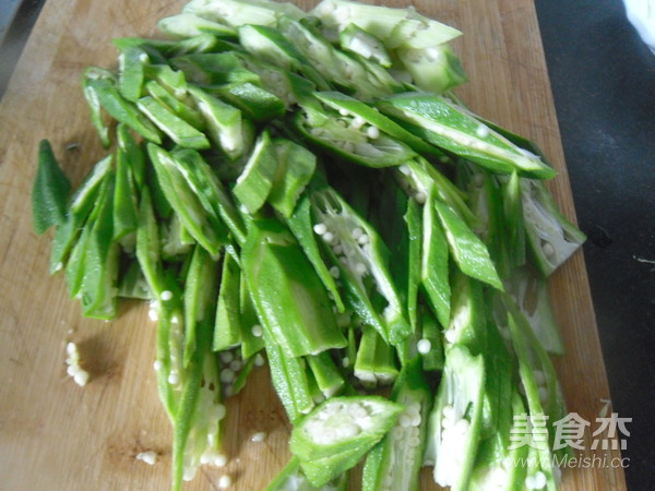 肉片炒秋葵的做法
