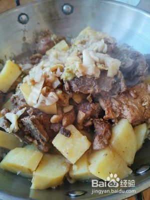 如何做内蒙古特色菜猪骨头烩酸菜？