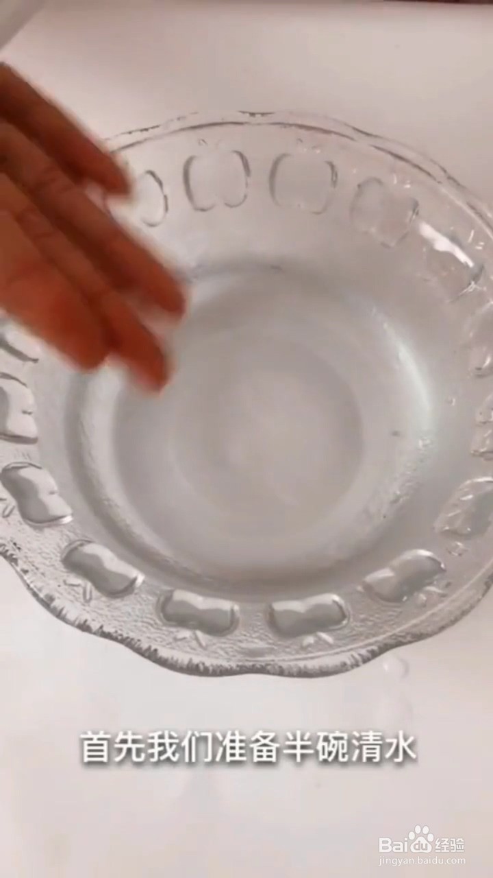 如何去除小白鞋上的污渍？