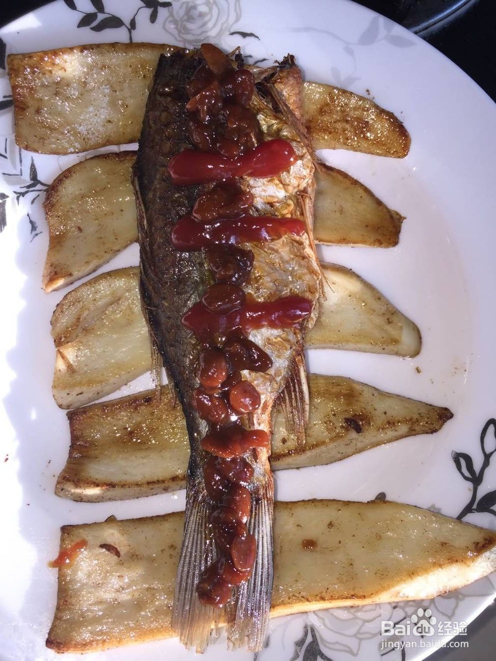 煎野鲫鱼配杏鲍菇