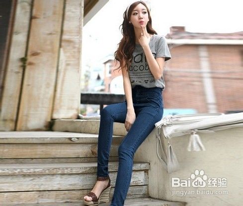 女士高腰牛仔裤搭配技巧