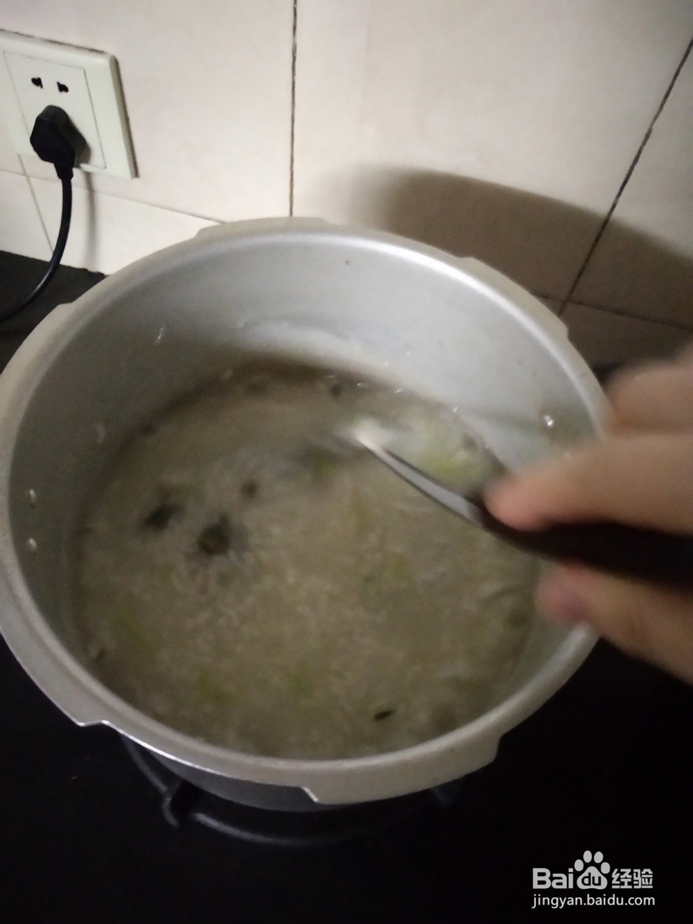 家庭如何制作瘦肉皮蛋粥？