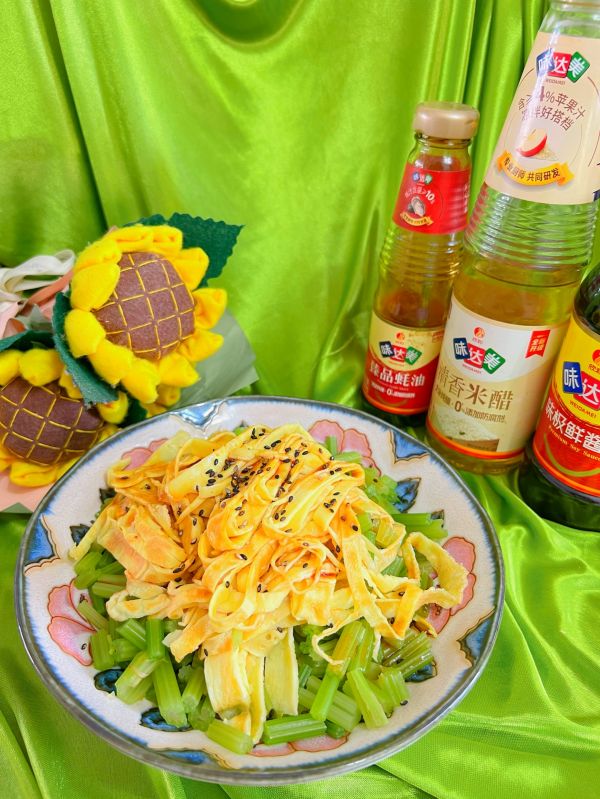 凉拌西芹鸡蛋丝