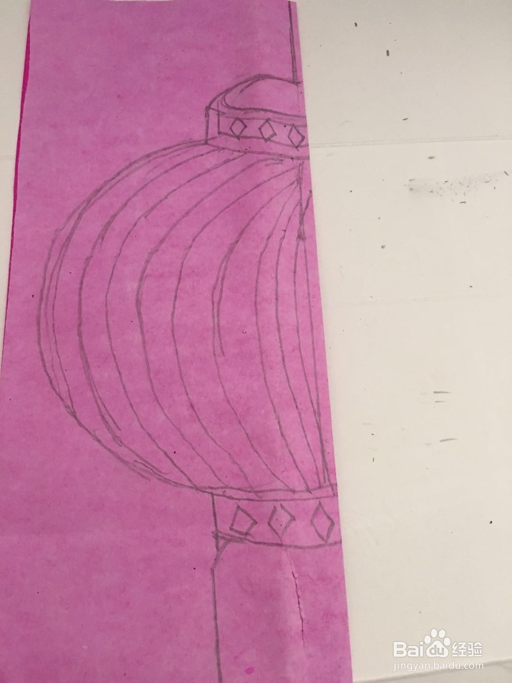 怎样用二红色彩纸裁剪一个二红灯笼