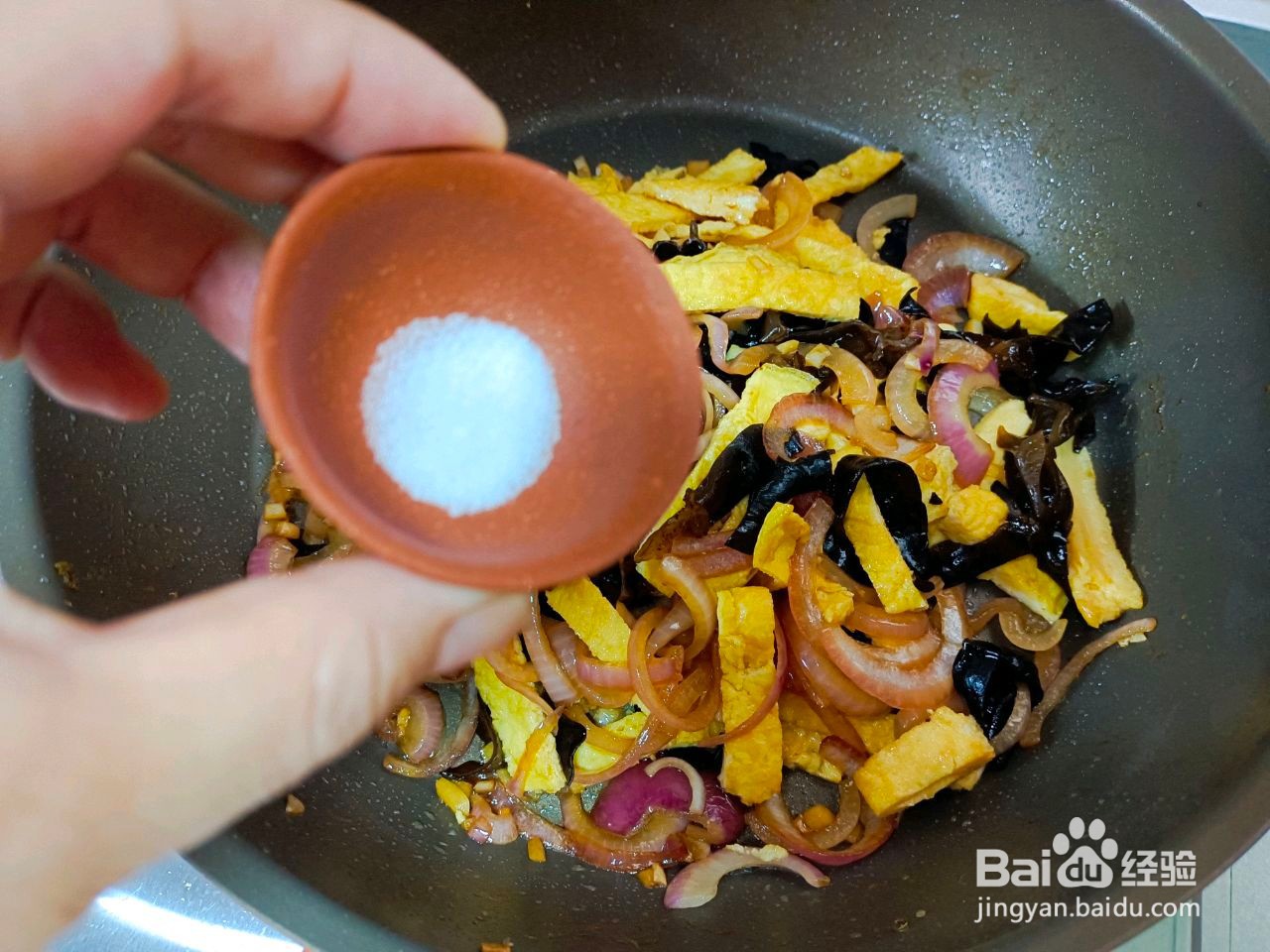 洋葱木耳炒鸡蛋的做法