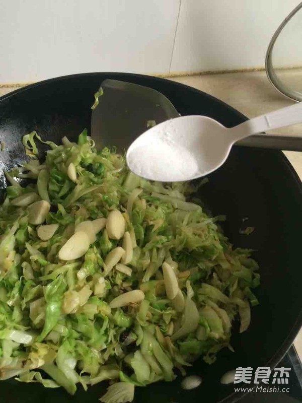炝炒圆白菜的做法