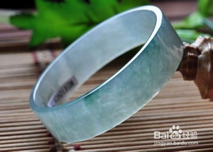女性佩戴玉镯对身体有哪些好处？