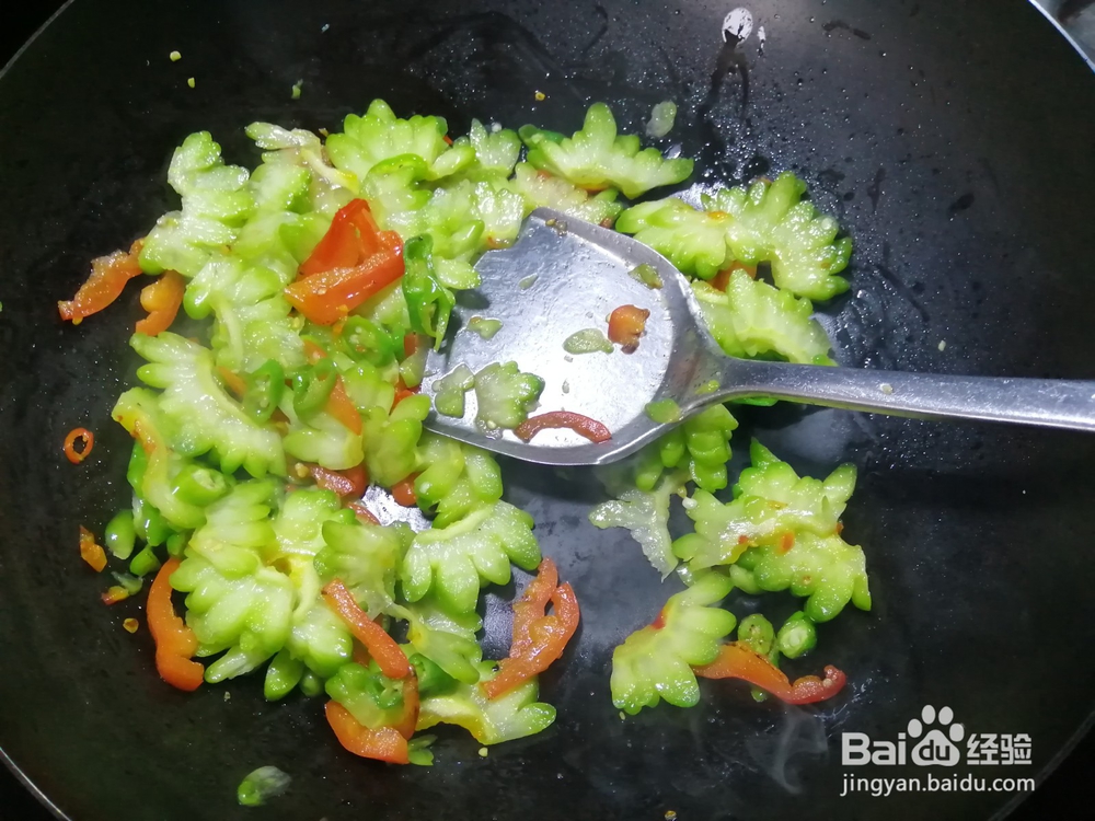 极味家常菜:双色椒素炒苦瓜