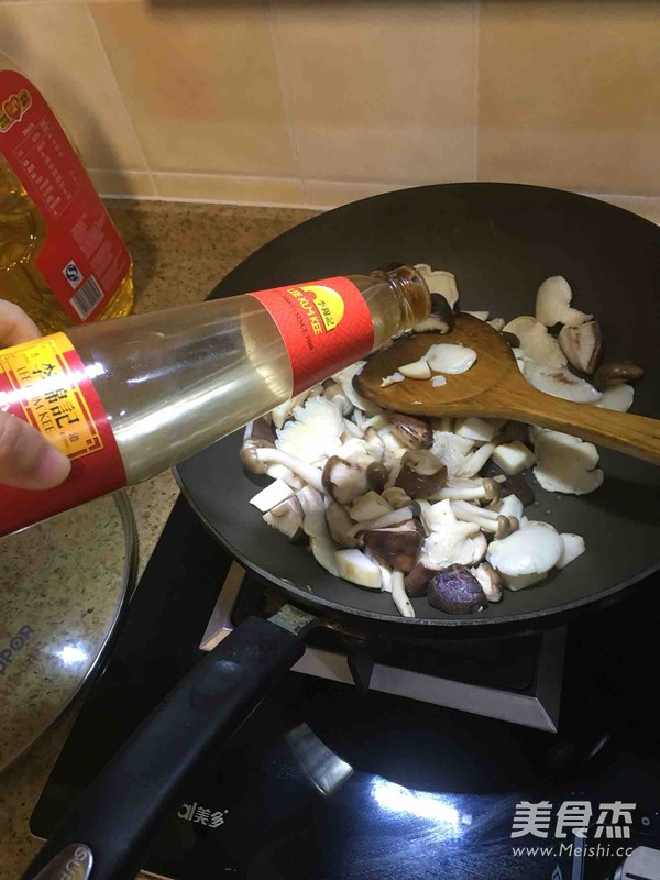 茄汁蘑菇炒面包
