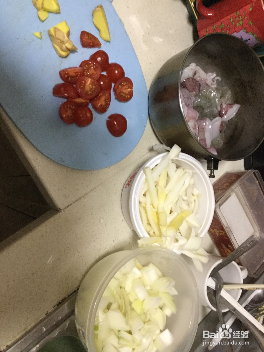 西红柿海鲜酸汤的做法