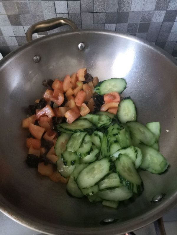 黄瓜黑木耳炒番茄鸡蛋