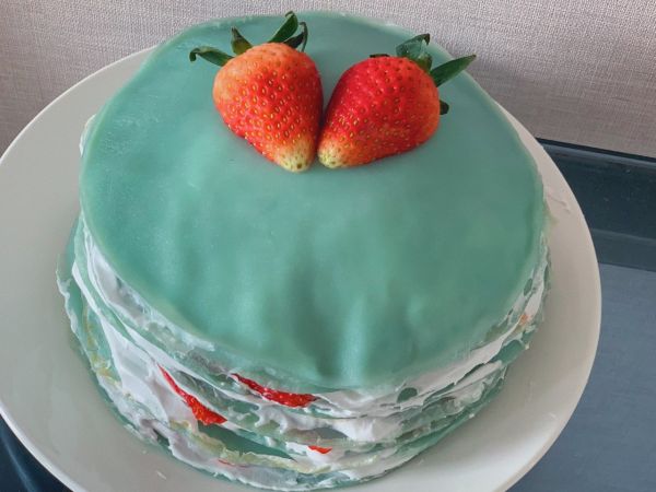 可可爱爱蓝蓝千层草莓蛋糕