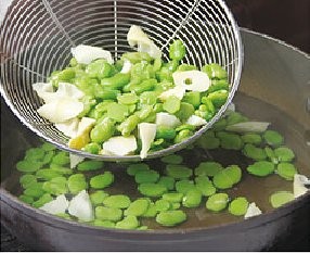 养生食补笋丁河虾春蚕豆的做法