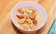 红枣莲子银耳蛋茶