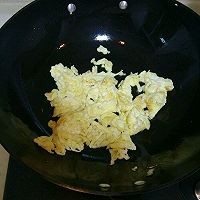 在家制作美味的芦笋虾仁炒鸡蛋
