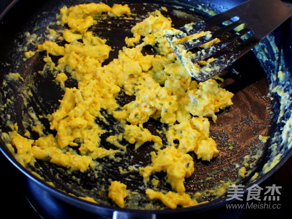 三文鱼炒鸡蛋三明治