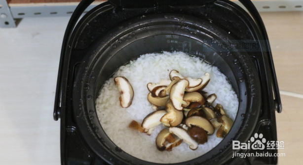 如何做出香菇滑鸡粥的具体步骤