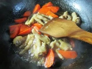 胡萝卜烧鸡爪