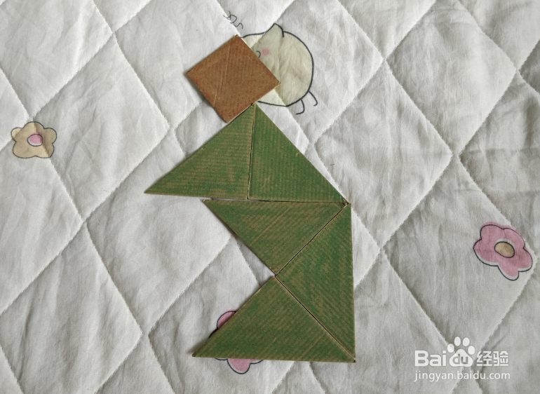 用九巧板怎么拼一个练习蒙古舞的小哥哥呢？