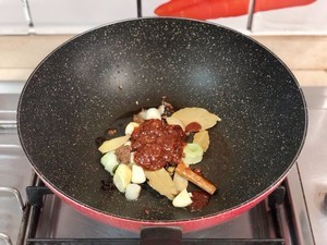 土豆焖牛腩的做法