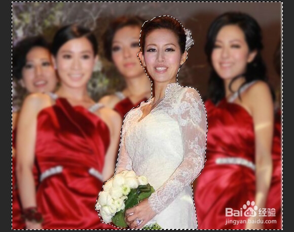 怎样用Photoshop突出照片中的某一个人