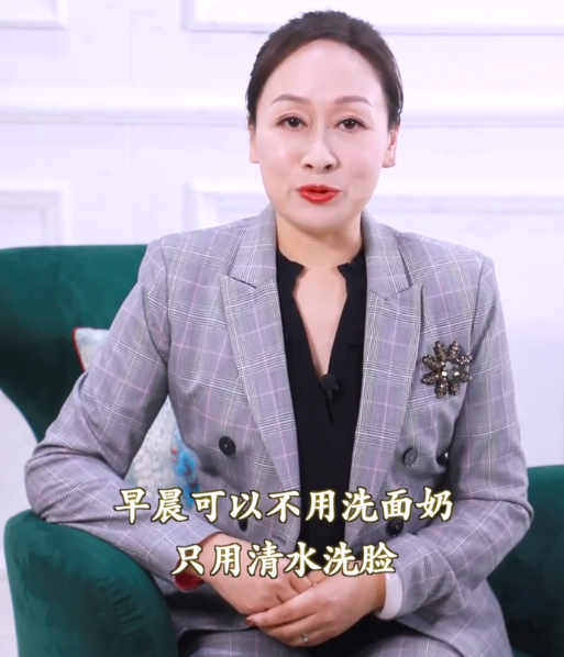 敏感肌肤只能用清水洗脸吗