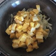 制作洋葱火腿炒馒头丁