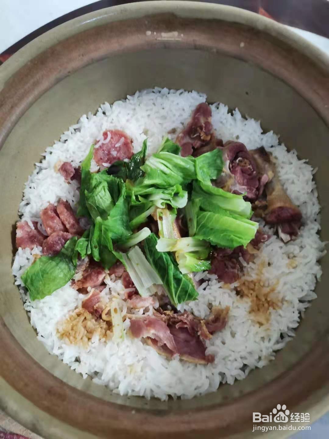 广式腊肠腊鸭腿煲仔饭做法