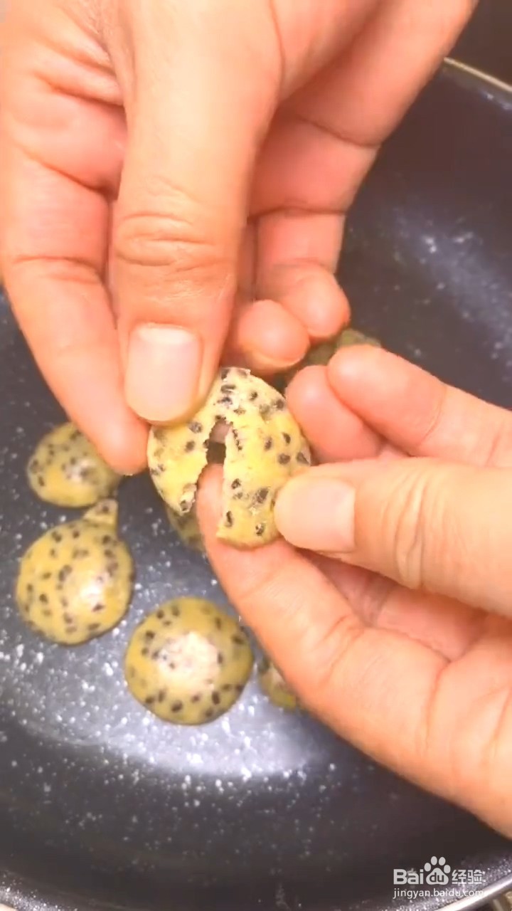 如何制作芝麻蛋黄饼？