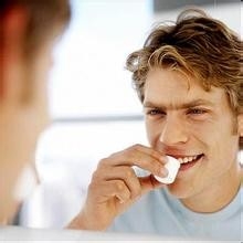 怎么能让牙齿变白小窍门