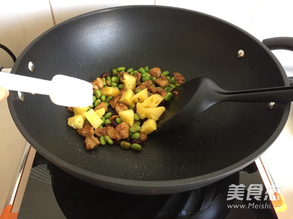 莓干三色鸡丁