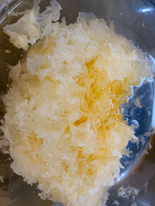 银耳桃胶红枣羹