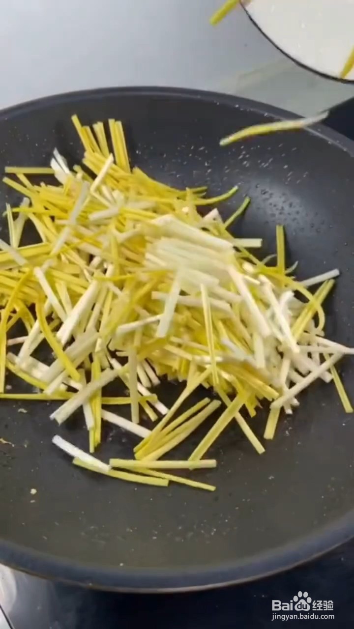 怎样做蒜黄鲜嫩不出水又好吃的蒜黄炒鸡蛋