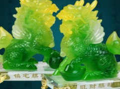 办公室书桌上如何摆放麒麟